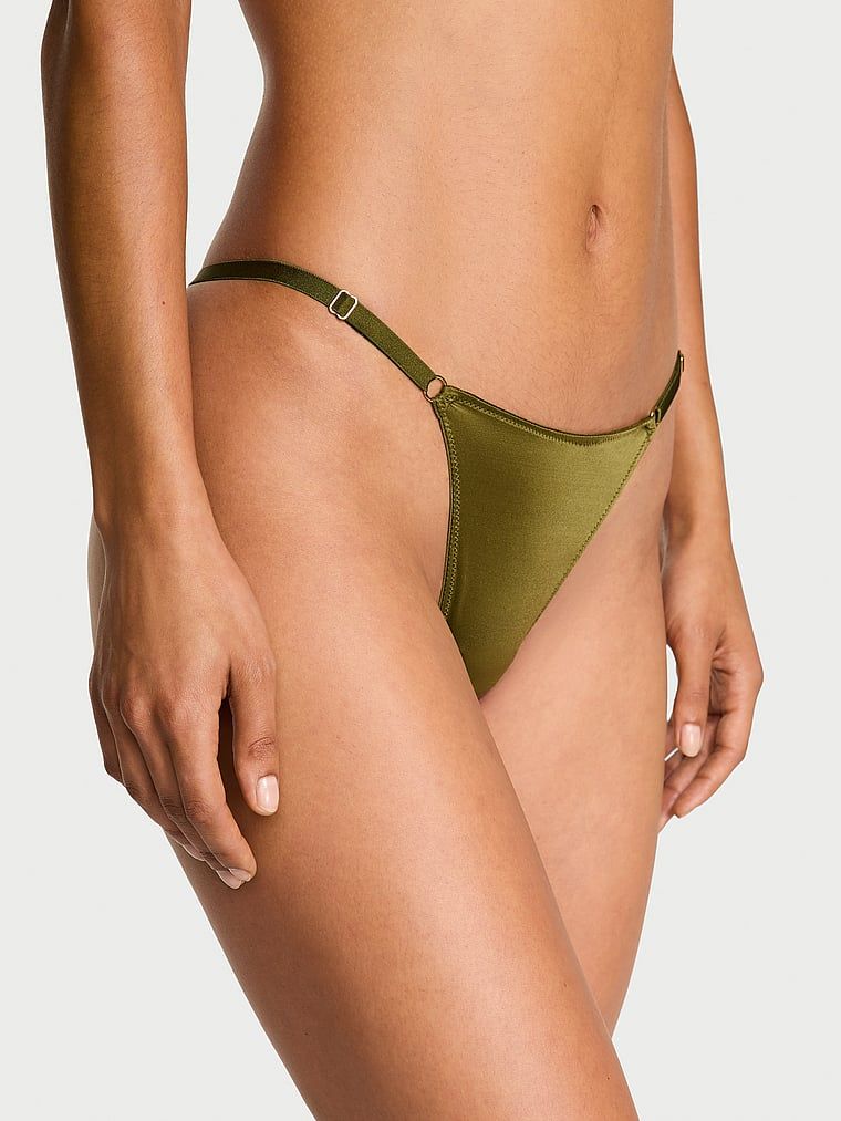 Stringi z regulowanymi paseczkami Hardware. Produkt ma kolor zielony i pochodzi z kolekcji Very Sexy. 