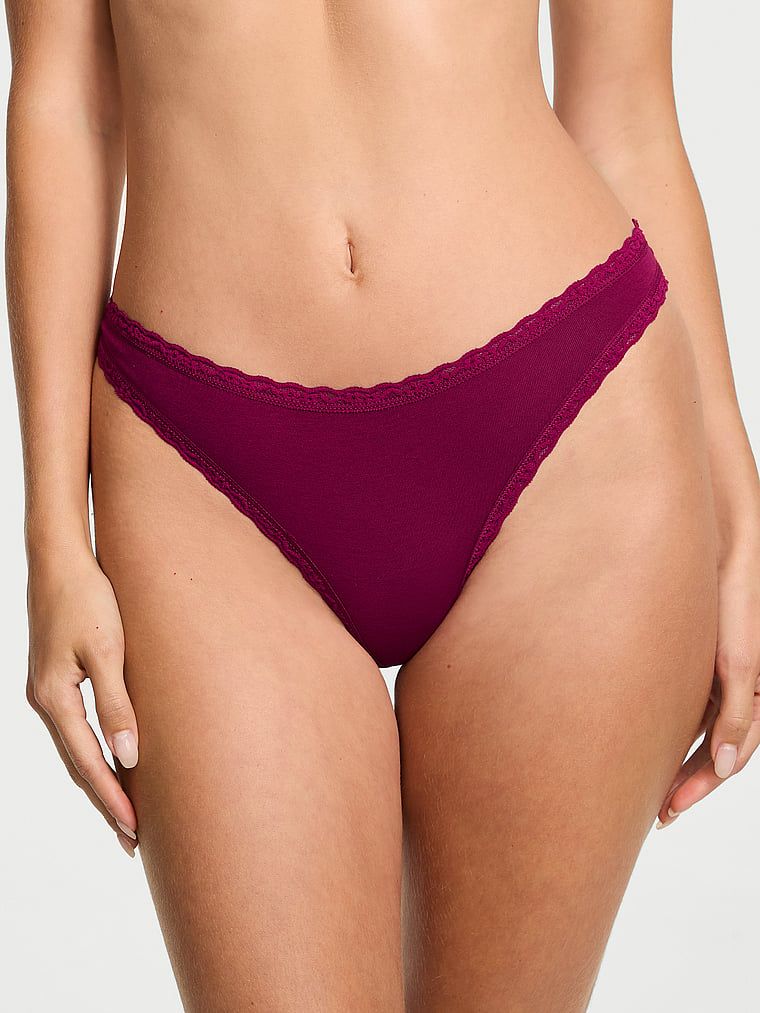 Stringi bawełniane z koronką na krawędziach Lace-Waist. Produkt ma kolor różowy i pochodzi z kolekcji Body by Victoria. 
