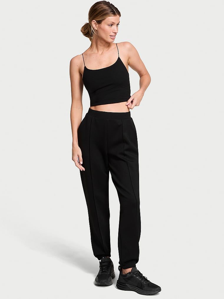 Spodnie joggery VSX Featherweight Knit. Produkt ma kolor czarny i pochodzi z kolekcji VSX. 