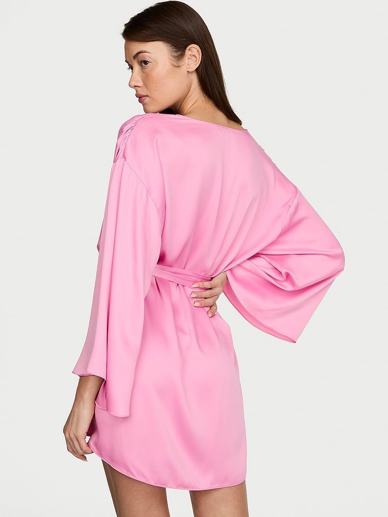 Szlafrok satynowy krótki. Produkt ma kolor różowy i pochodzi z kolekcji Victoria's Secret. 