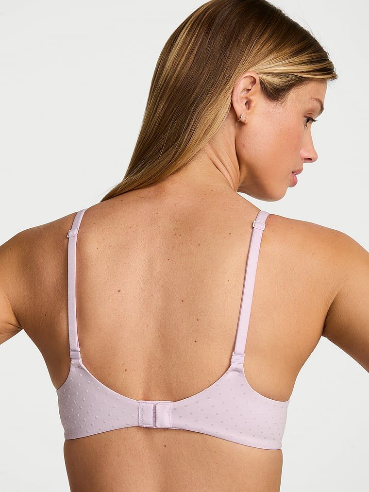 Modelka prezentuje biustonosz lekko usztywniany z mocno zabudowanymi miseczkami. Produkt ma kolor purpurowy i pochodzi z kolekcji Body by Victoria.