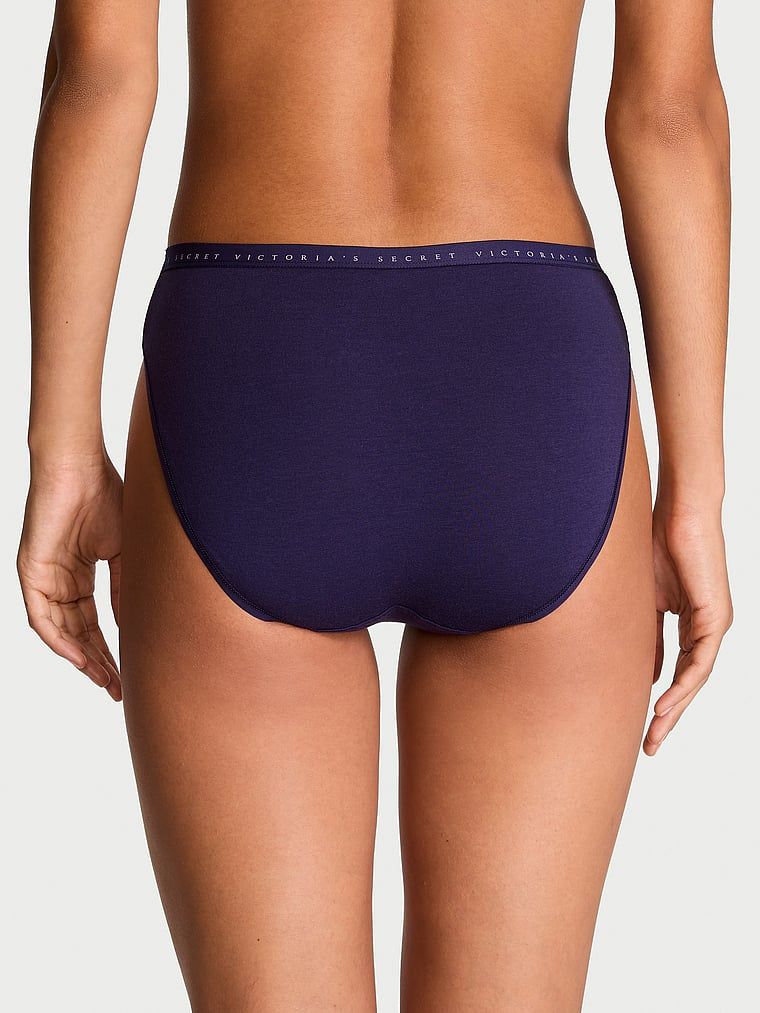 Majtki figi z wysoko wyciętymi nogawkami High-Leg Brief. Produkt ma kolor purpurowy i pochodzi z kolekcji Victoria's Secret. 