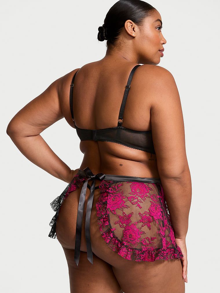 Fartuszek i stringi Wicked Rose Lace. Produkt ma wzór kwiatowy i pochodzi z kolekcji Very Sexy. 