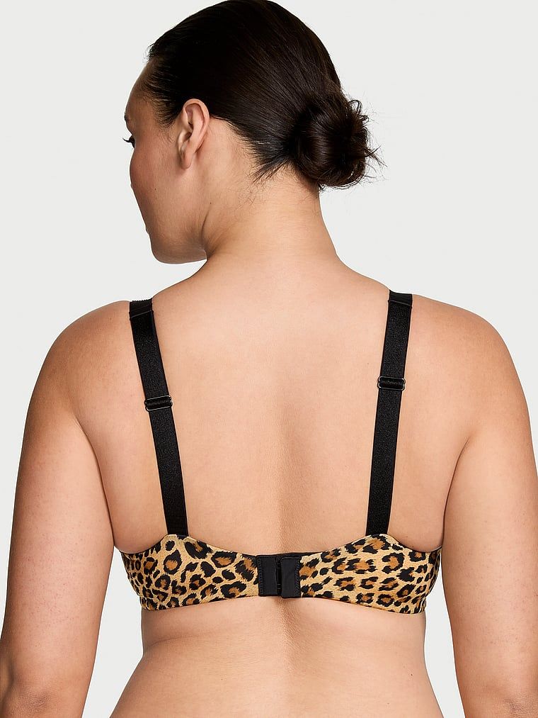 Modelka prezentuje biustonosz lekko usztywniany z błyszczącymi ramiączkami Shine Strap Demi. Produkt posiada wzór z motywem zwierzęcym i pochodzi z kolekcji Very Sexy.