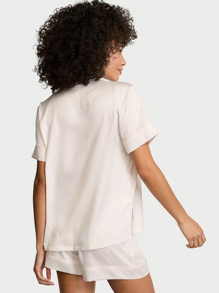 Piżama satynowa z szortami Signature. Produkt ma kolor biały i pochodzi z kolekcji Victoria's Secret. 