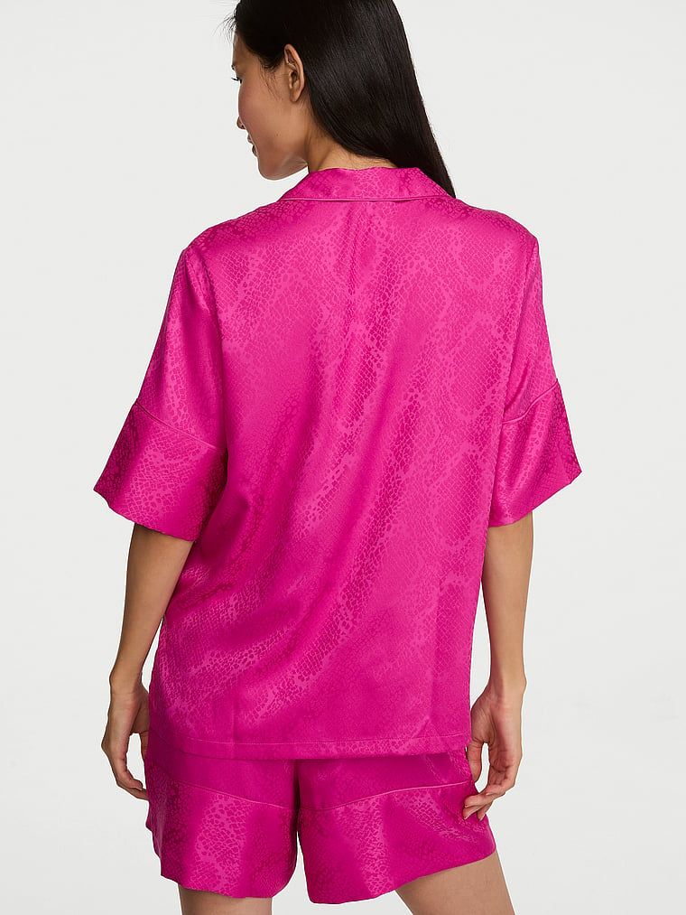Piżama satynowa z szortami Signature. Produkt ma kolor różowy i pochodzi z kolekcji Victoria's Secret. 