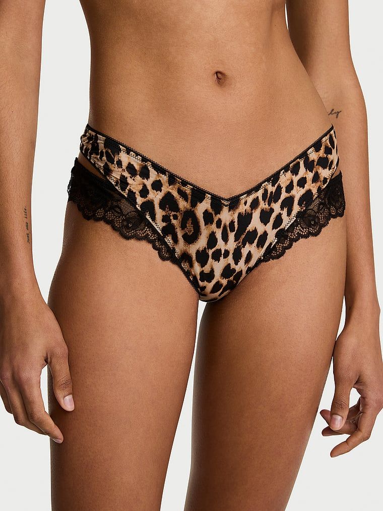 Stringi z koronką i wycięciami po bokach Cut-Out. Produkt jest wzorzysty i pochodzi z kolekcji Very Sexy. 