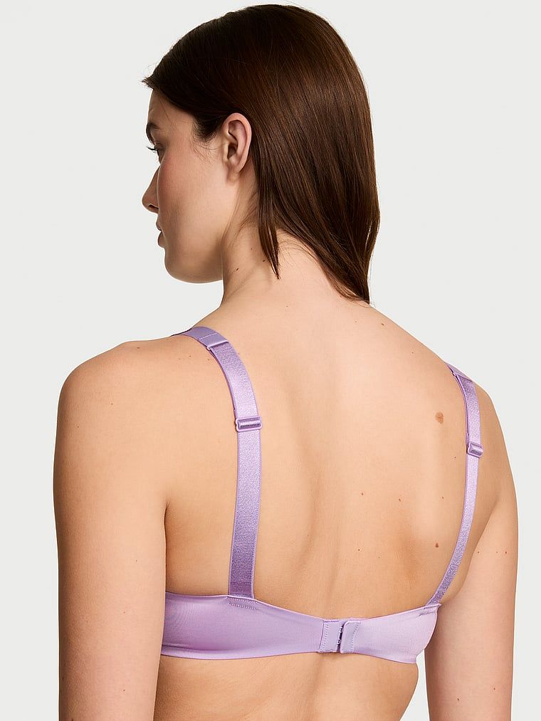 Modelka prezentuje biustonosz push-up Shine Strap. Produkt ma kolor purpurowy i pochodzi z kolekcji Very Sexy.
