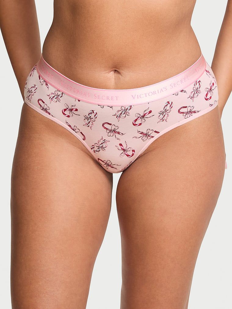 Majtki bawełniane z logo w talii Hiphugger. Produkt jest wzorzysty i pochodzi z kolekcji Body by Victoria. 