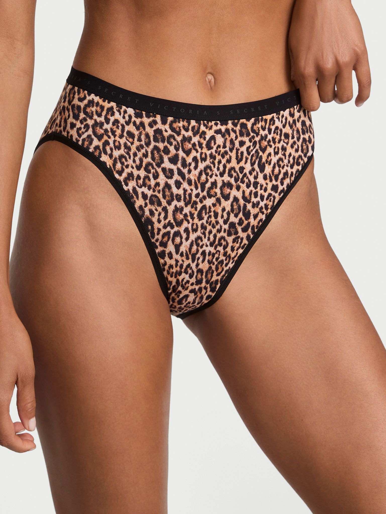 Majtki bawełniane figi z wysoko wyciętymi nogawkami High-Leg Brief. Produkt ma wzór z motywem zwierzęcym i pochodzi z kolekcji Victoria's Secret. 