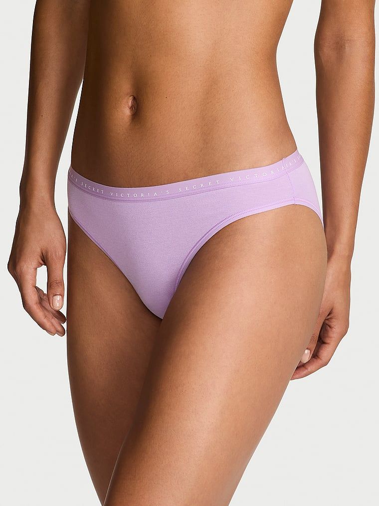 Majtki bawełniane Bikini. Produkt ma kolor purpurowy i pochodzi z kolekcji Body by Victoria. 