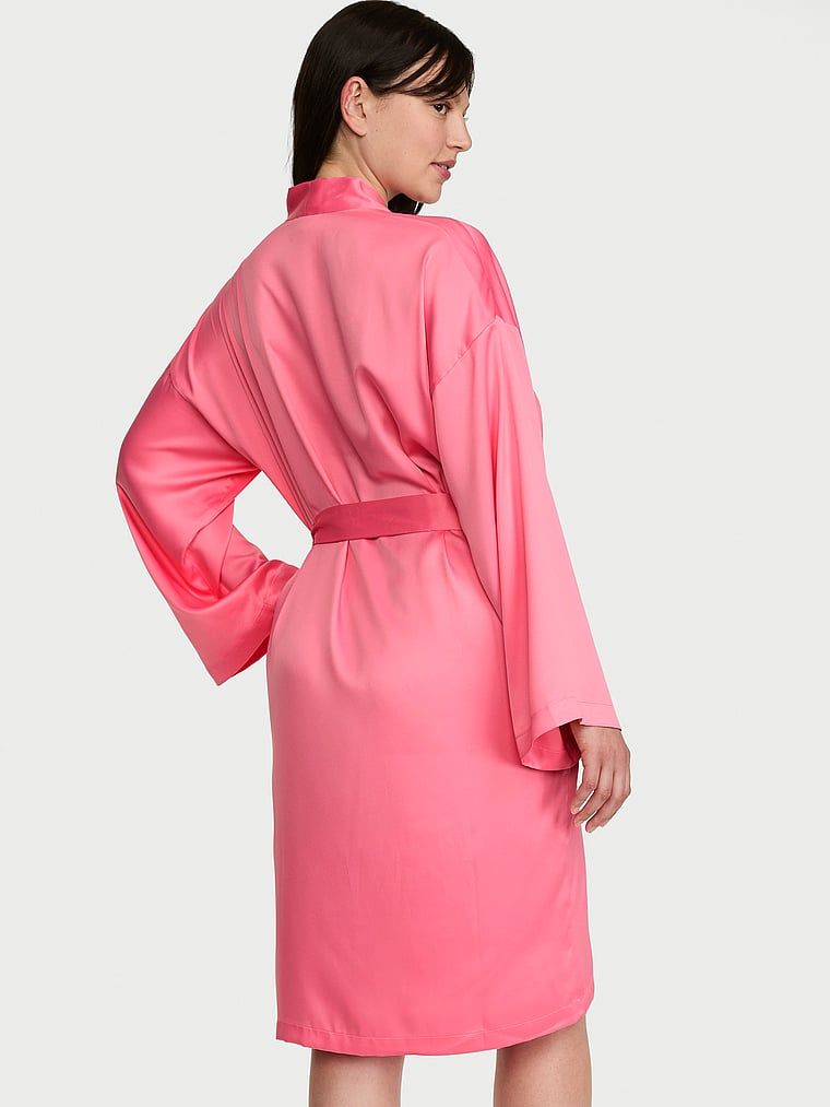 Szlafrok satynowy Midi. Produkt ma kolor różowy i pochodzi z kolekcji Victoria's Secret. 