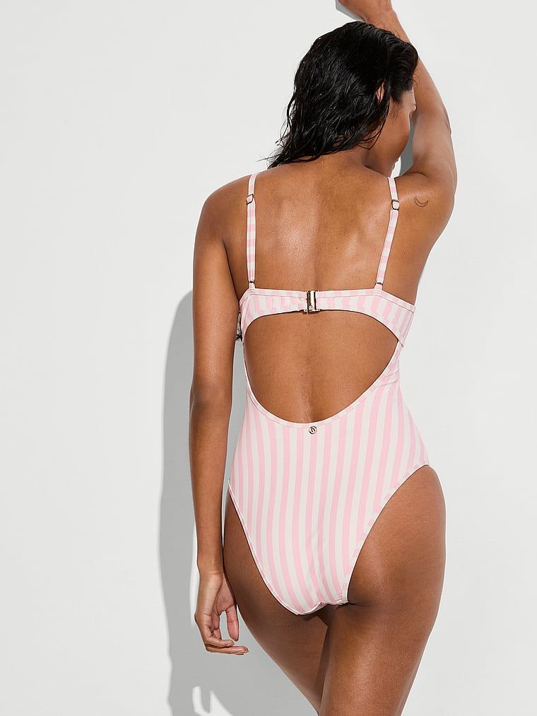Strój kąpielowy jednoczęściowy Essential Heritage Stripe Balconette. Produkt ma kolor różowy i pochodzi z kolekcji Victoria's Secret Swim. 