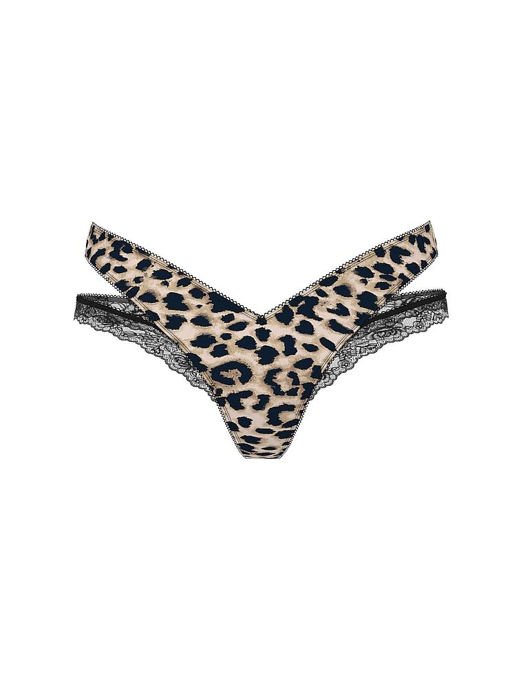 Stringi z koronką i wycięciami po bokach Cut-Out. Produkt jest wzorzysty i pochodzi z kolekcji Very Sexy. 