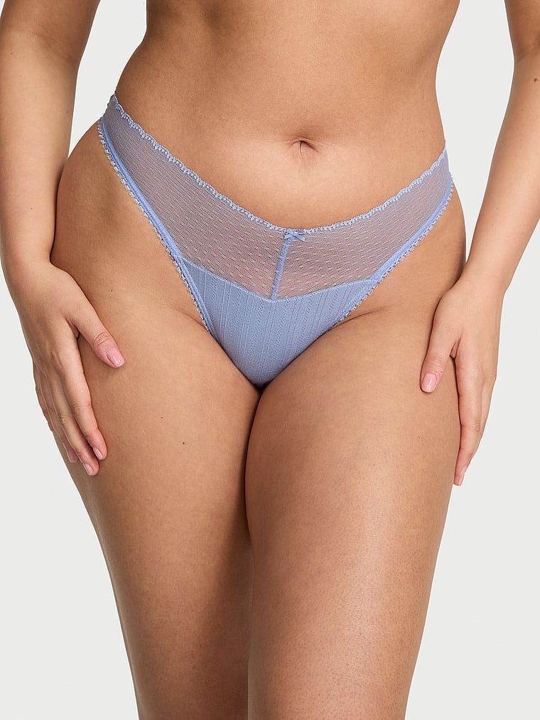 Stringi z wysoko wyciętymi nogawkami Lace Pointelle. Produkt ma kolor purpurowy i pochodzi z kolekcji Victoria's Secret. 