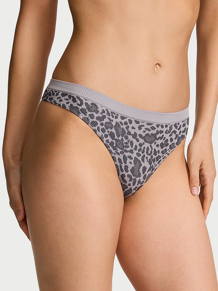 Stringi prążkowane Seamless Leopard Rib. Produkt ma kolor wzorzysty i pochodzi z kolekcji Seamless. 