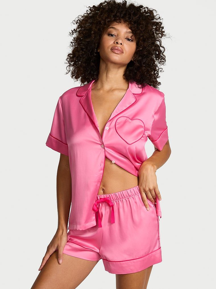 Satynowa piżama z krótkim rękawem i szortami Glazed Heart. Produkt ma kolor różowy i pochodzi z kolekcji Victoria's Secret. 