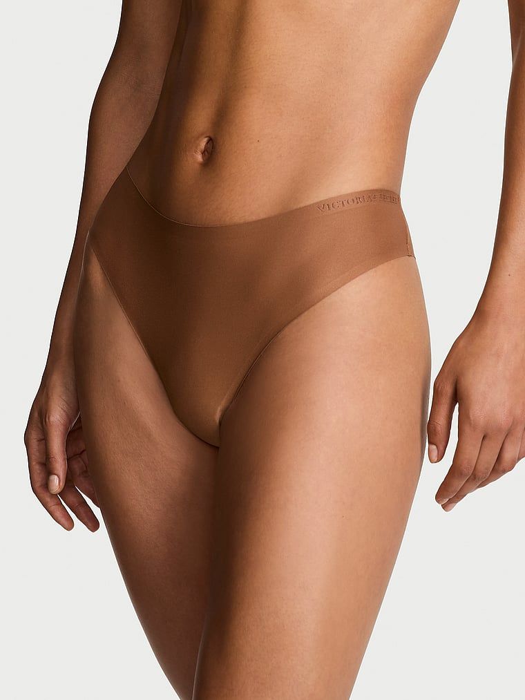 Stringi z mikrofibry Flex. Produkt ma kolor brązowy i pochodzi z kolekcji Body by Victoria. 