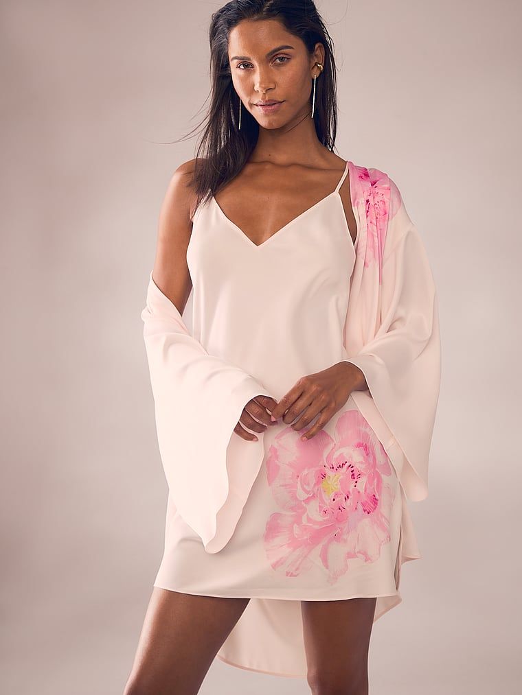 Szlafrok satynowy z piwoniami Peony. Produkt ma kolor różowy i pochodzi z kolekcji Victoria's Secret. 