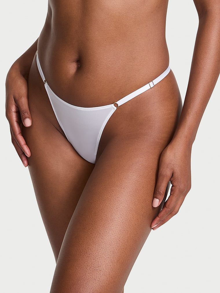 Stringi z regulowanymi paseczkami Hardware. Produkt ma kolor biały i pochodzi z kolekcji Body by Victoria. 