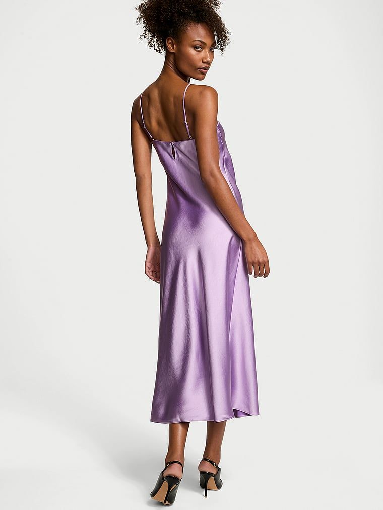 Suknia długa satynowa maxi Luxe. Produkt ma kolor purpurowy i pochodzi z kolekcji Victoria's Secret. 