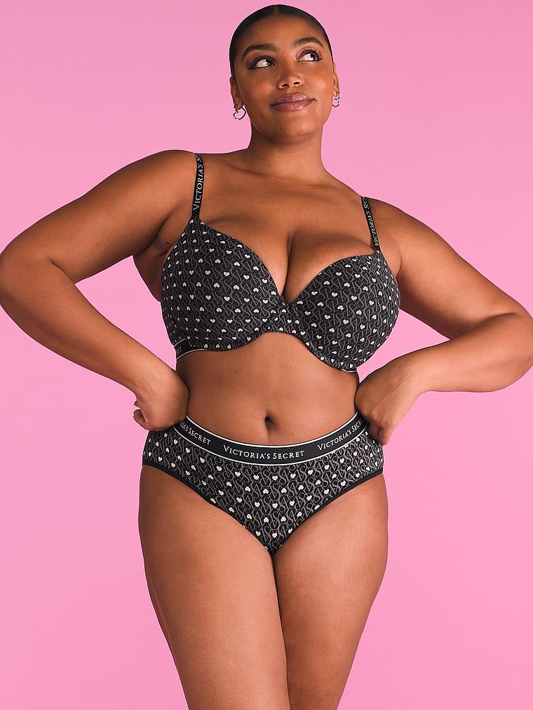 Modelka prezentuje biustonosz push-up bawełniany Perfect Shape. Produkt jest wzorzysty i pochodzi z kolekcji T-shirt.