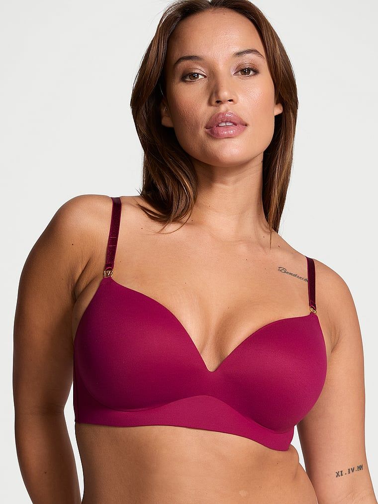 Modelka prezentuje biustonosz push-up bez fiszbin Smooth. Produkt ma kolor czerwony i pochodzi z kolekcji Dream Angels.