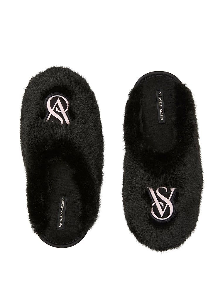 Kapcie ze sztucznego futerka. Produkt ma kolor czarny i pochodzi z kolekcji Victoria's Secret. 