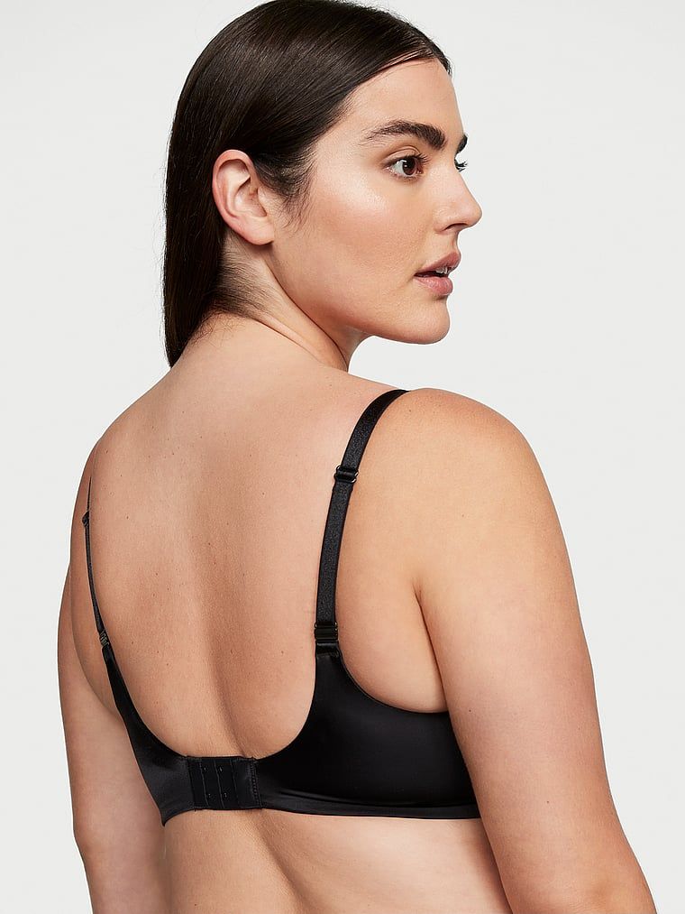 Modelka prezentuje biustonosz push-up bez fiszbin So Obsessed. Produkt ma kolor czarny i pochodzi z kolekcji Very Sexy.