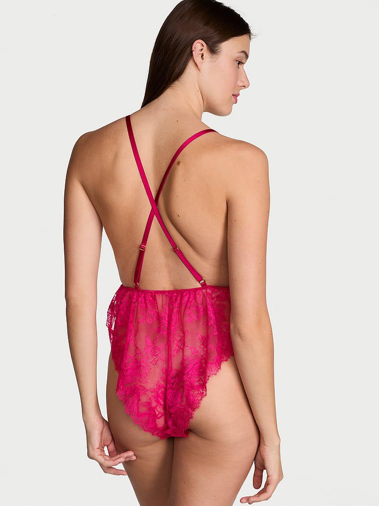 Kombinezon koronkowy Rose Lace. Produkt ma kolor różowy i pochodzi z kolekcji Victoria's Secret. 