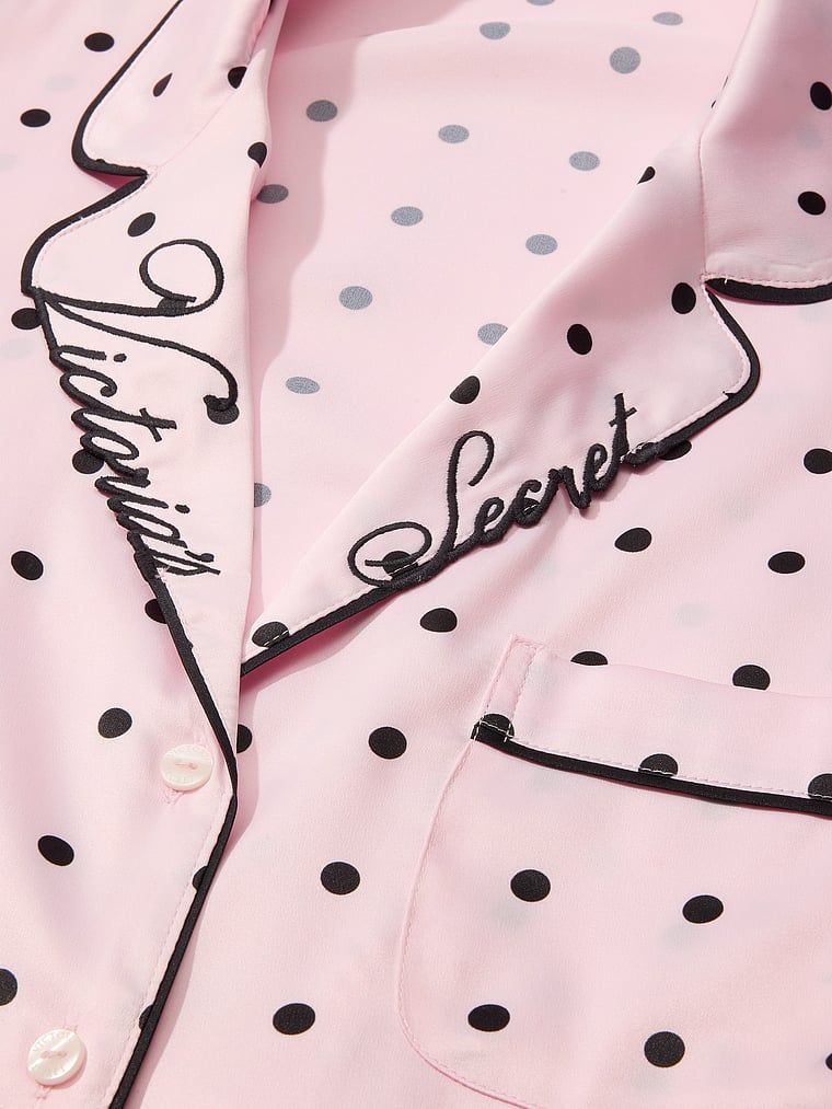 Piżama satynowa z długimi rękawami Signature. Produkt ma kolor wzorzysty i pochodzi z kolekcji Victoria's Secret. 
