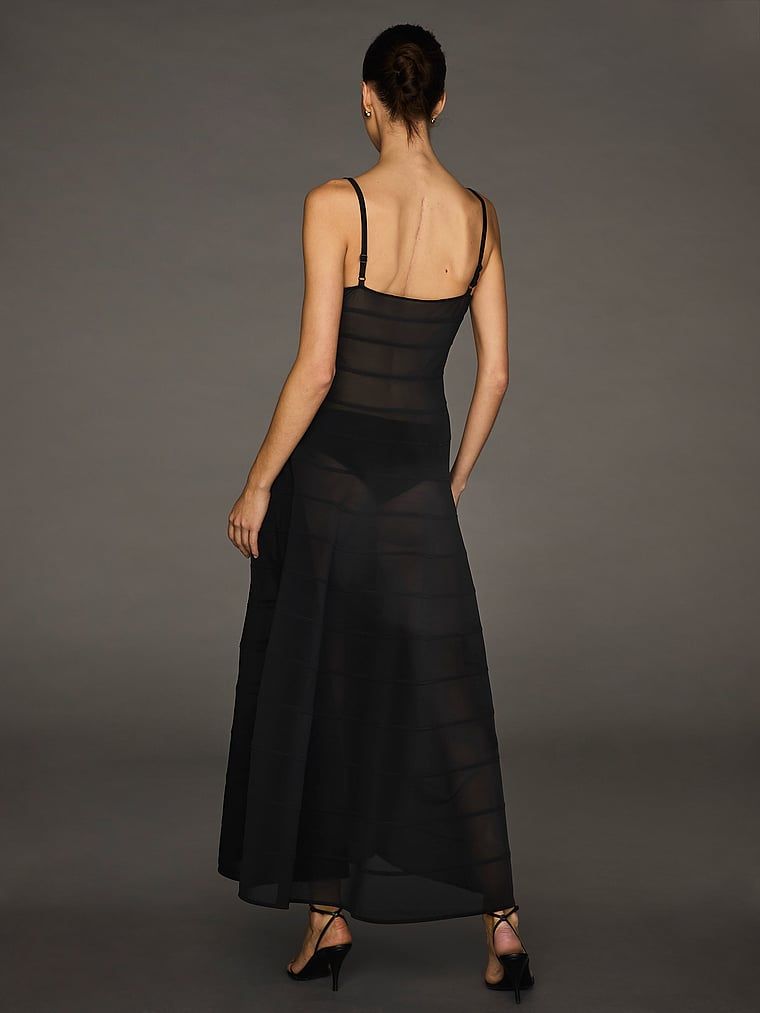 Suknia wieczorowa z prześwitującymi wstawkami Atelier X Altuzarra. Produkt ma kolor czarny i pochodzi z kolekcji Atelier Victoria's Secret x Altuzarra. 