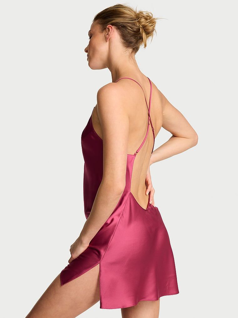 Koszulka nocna satynowa na cienkich ramiączkach odsłaniająca plecy Open-Back Slip. Produkt ma kolor fioletowy i pochodzi z kolekcji Victoria's Secret. 