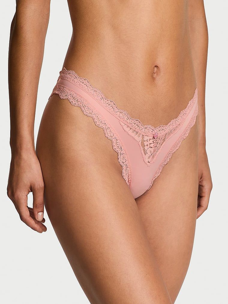 Majtki brazyliany z koronką Lace Trim Brazilian. Produkt ma kolor różowy i pochodzi z kolekcji Body by Victoria. 