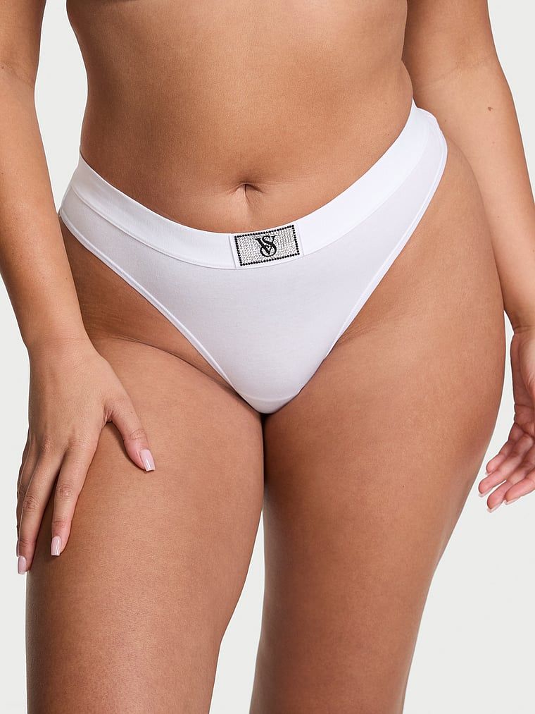 Stringi bawełniane z błyszczącym logo Shine Patch. Produkt ma kolor biały i pochodzi z kolekcji Cotton. 
