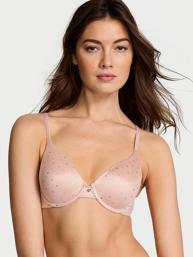 Modelka prezentuje biustonosz lekko usztywniany z mocno zabudowanymi miseczkami Infinity Edge. Produkt jest wzorzysty i pochodzi z kolekcji Body by Victoria.