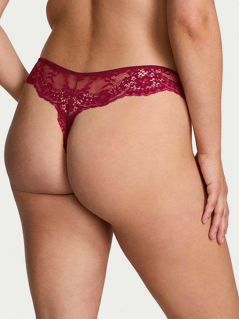 Stringi koronkowe Lace. Produkt ma kolor czerwony i pochodzi z kolekcji Dream Angels. 