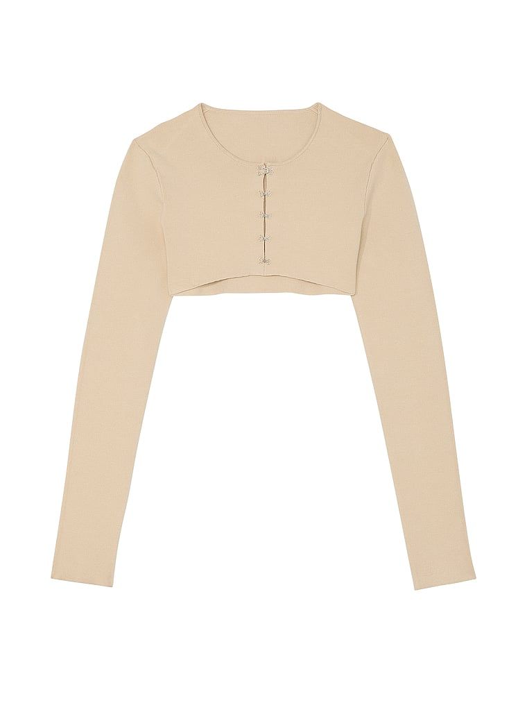 Sweterek kardigan krótki zapinany na haftki Atelier X Altuzarra. Produkt ma kolor beżowy i pochodzi z kolekcji Atelier Victoria's Secret x Altuzarra. 