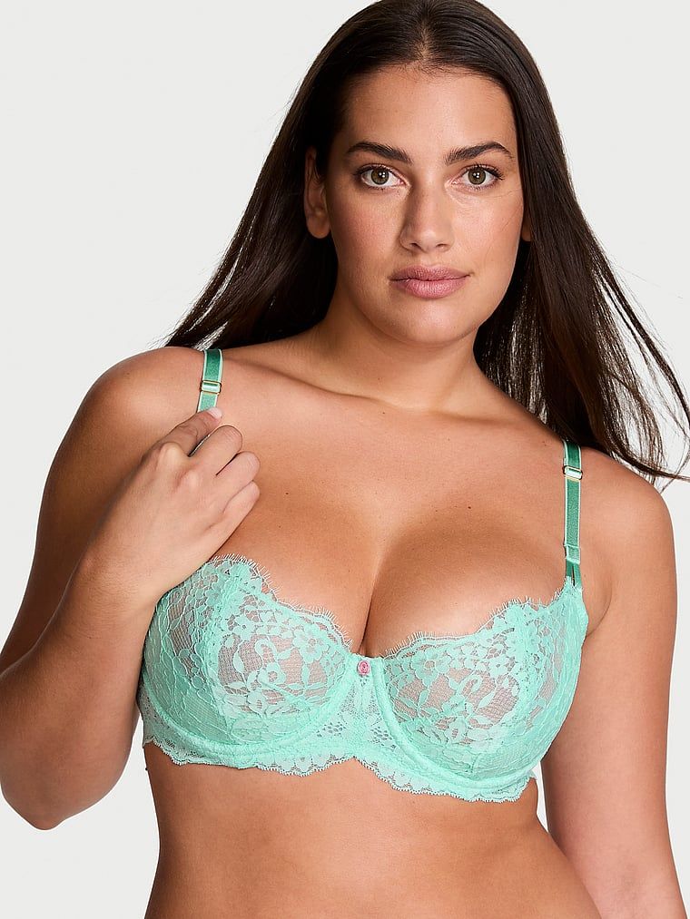 Modelka prezentuje biustonosz nieusztywniany balkonetka Wicked Lace Balconette. Produkt ma kolor zielony i pochodzi z kolekcji Dream Angels.