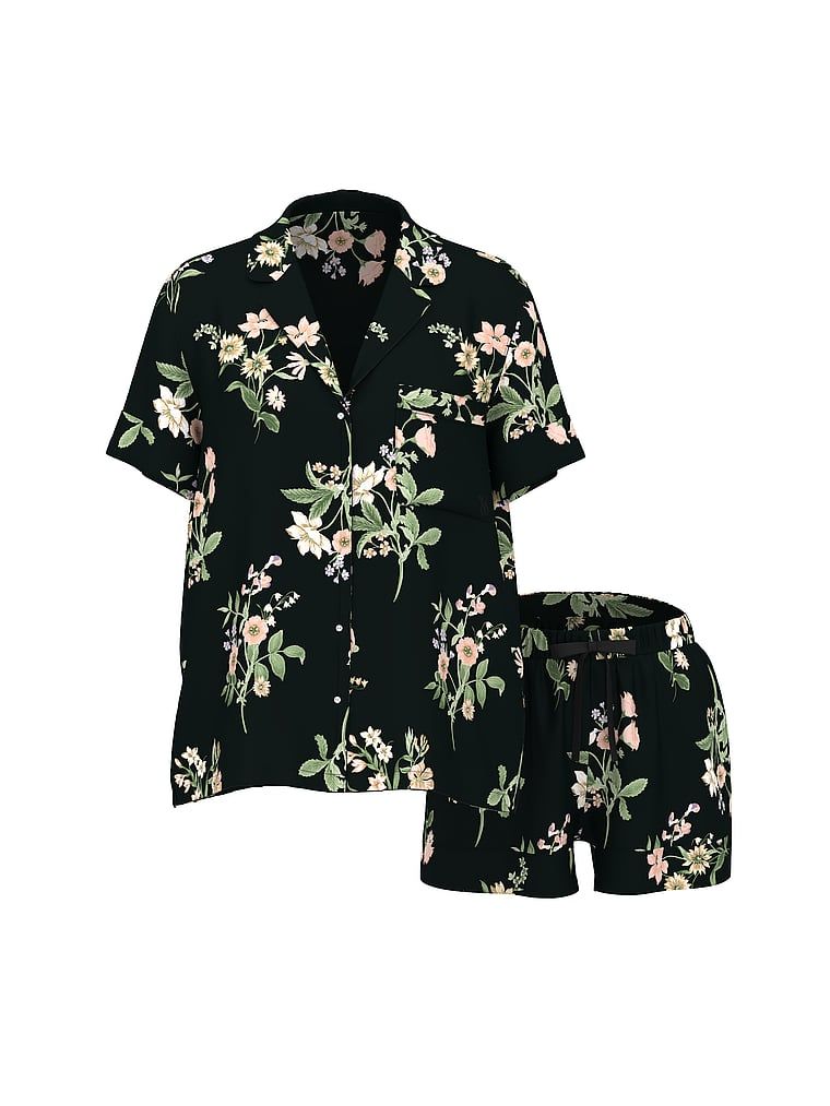 Piżama satynowa z szortami Signature. Produkt ma wzór kwiatowy i pochodzi z kolekcji Victoria's Secret. 