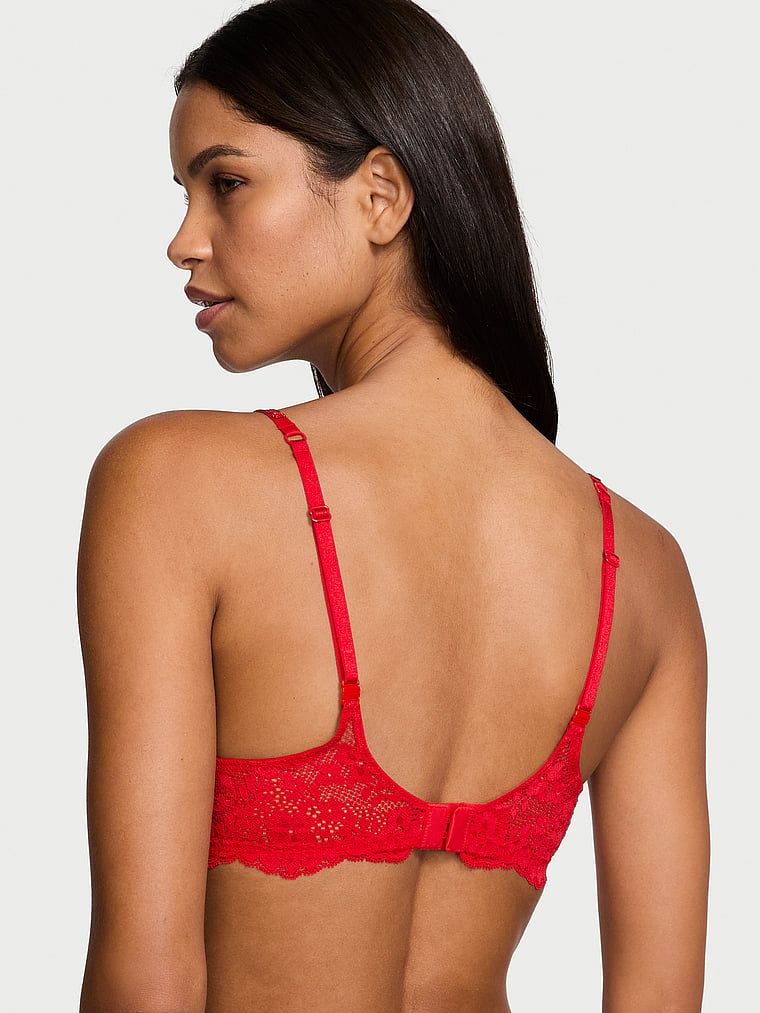 Modelka prezentuje biustonosz push-up koronkowy z błyszczącymi ramiączkami Twinkle Strap. Produkt ma kolor czerwony i pochodzi z kolekcji Dream Angels.