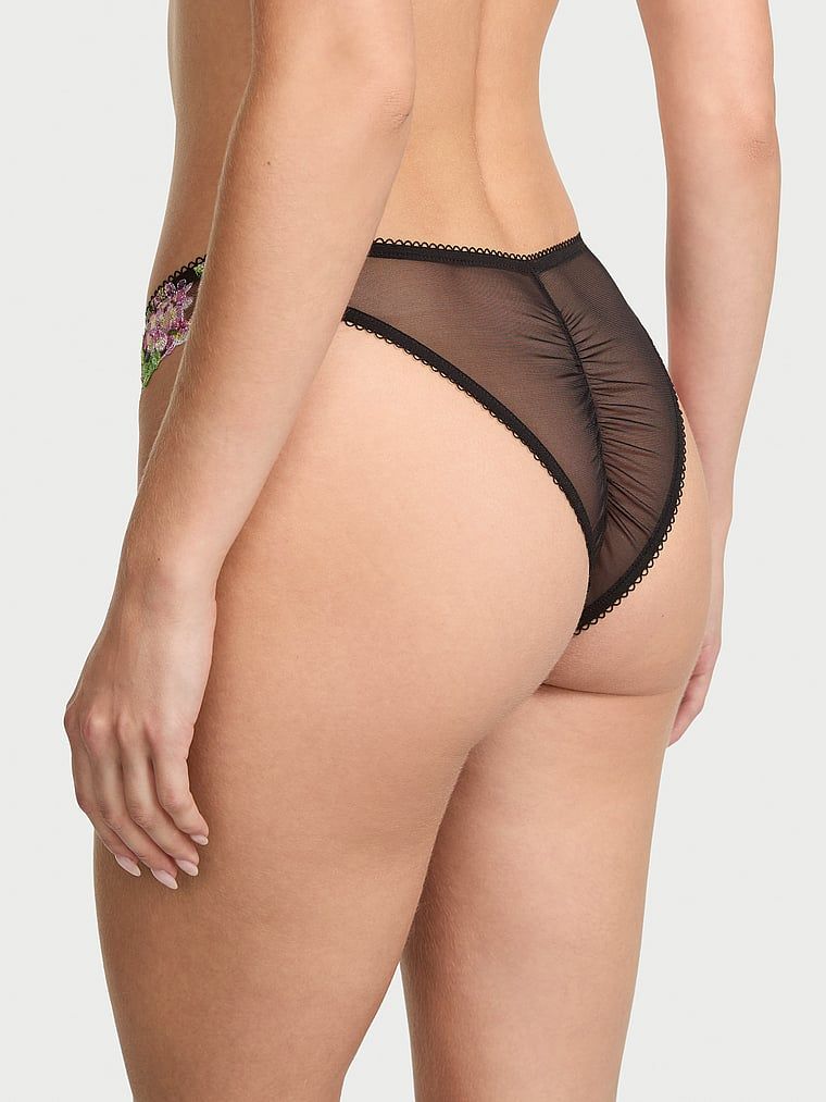 Majtki brazyliany Wisteria Brazilian. Produkt jest wzorzysty i pochodzi z kolekcji Body by Victoria. 