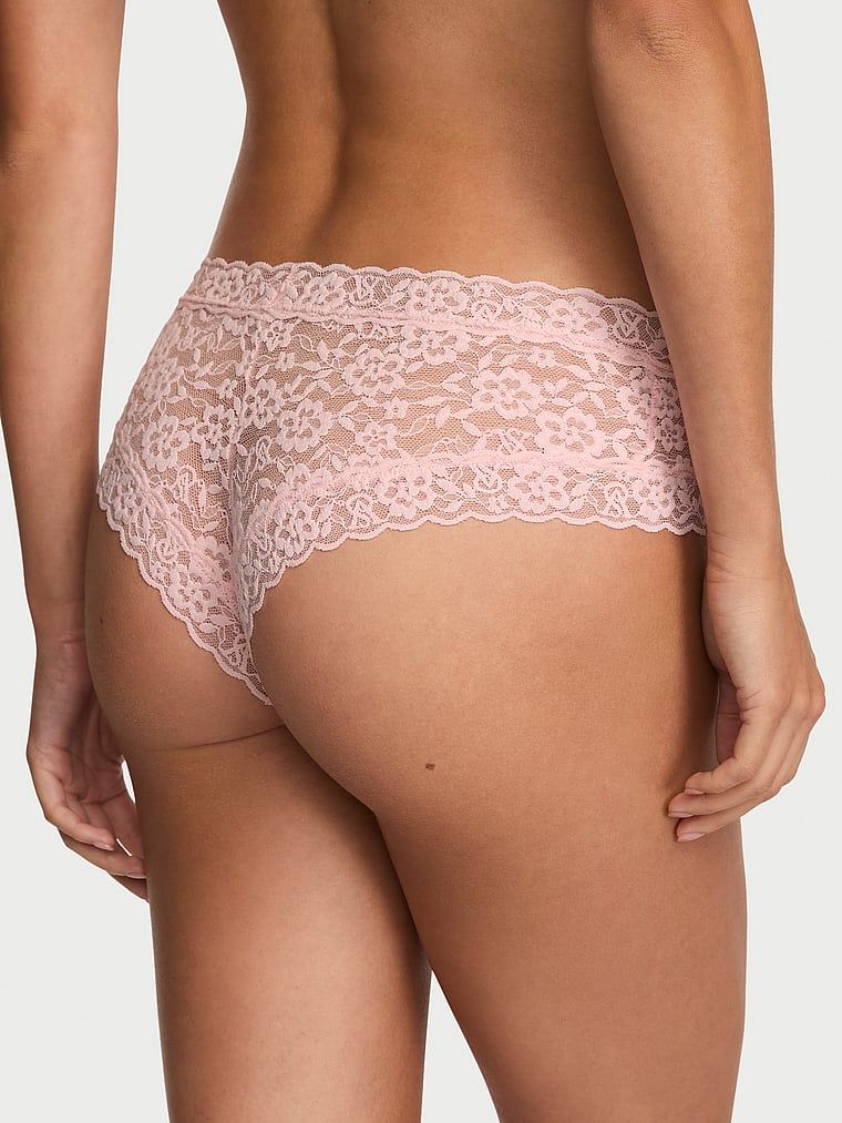 Majtki koronkowe z cekinami Lacie Sparkle Cheeky Fashion Show 2026. Produkt ma kolor różowy i pochodzi z kolekcji Lacie. 