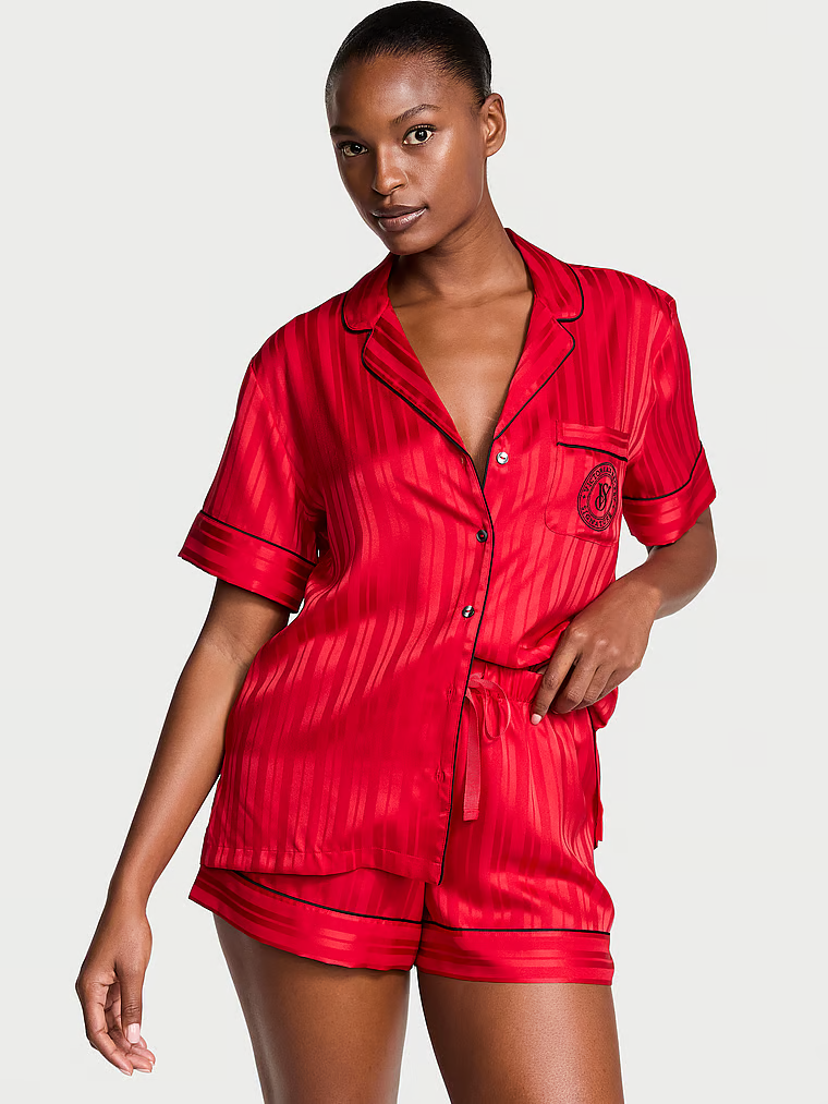 Piżama satynowa błyszcząca z szortami Glazed Satin. Produkt ma kolor czerwony i pochodzi z kolekcji Victoria's Secret. 