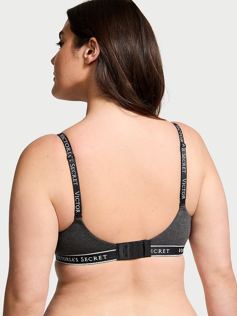 Modelka prezentuje biustonosz push-up bawełniany Perfect Shape. Produkt ma kolor szary i pochodzi z kolekcji T-shirt.