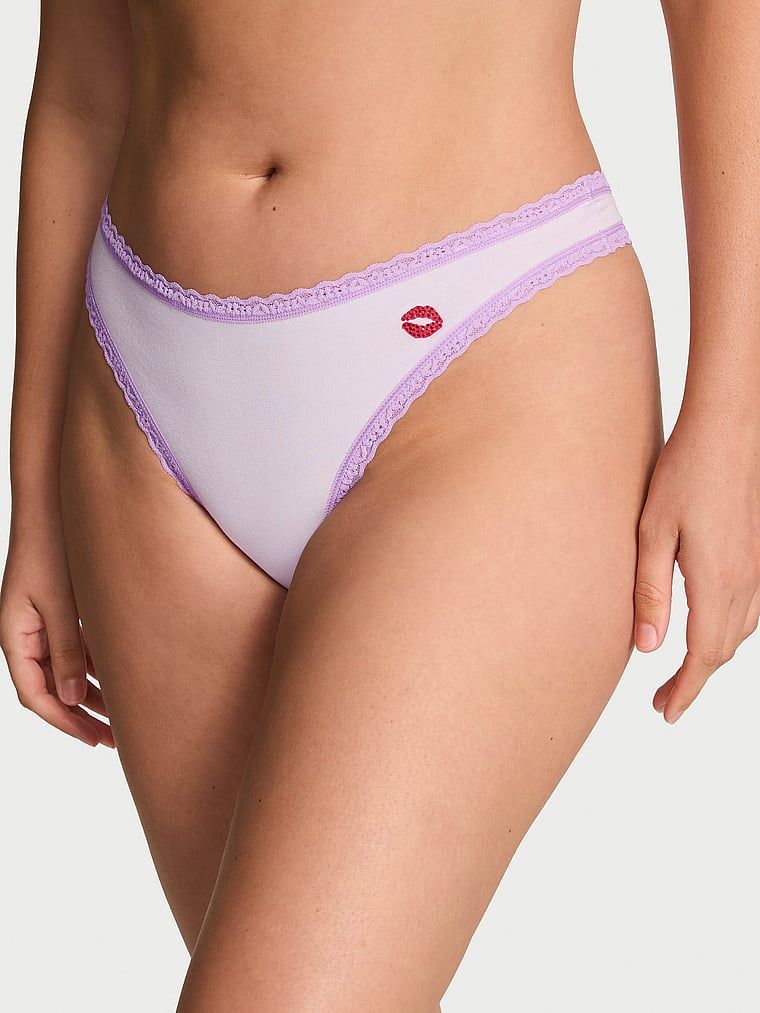 Stringi bawełniane z koronką na krawędziach Lace-Waist. Produkt ma kolor fioletowy i pochodzi z kolekcji Lace Trim. 