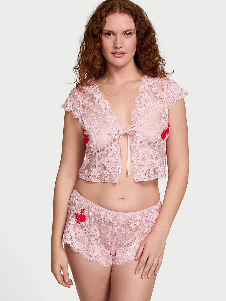 Zestaw z koronki - top i szorty Dare to Dream. Produkt ma kolor różowy i pochodzi z kolekcji Victoria's Secret. 