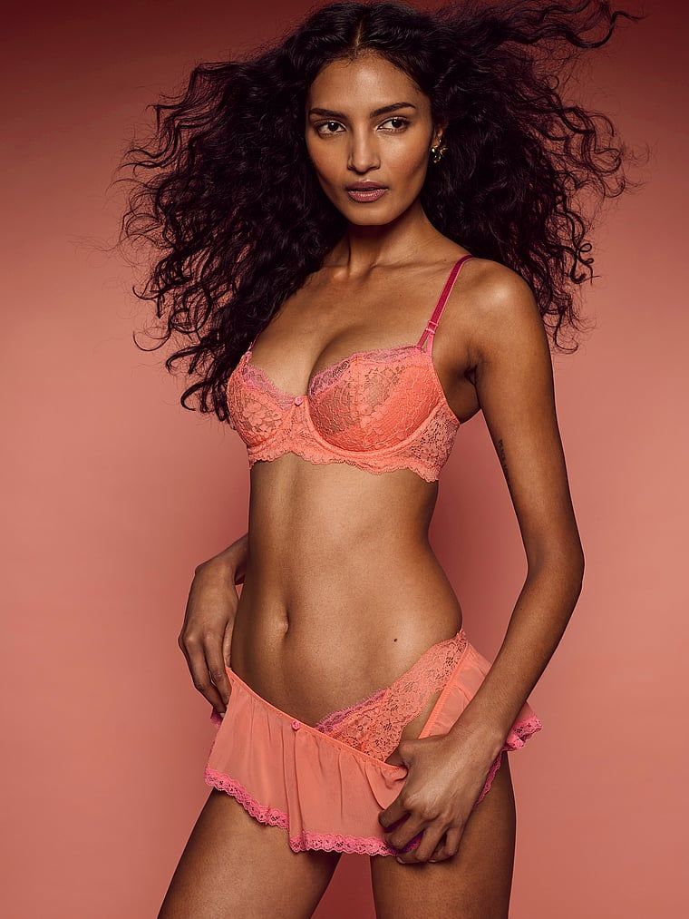 Majtki koronkowe Lace Bikini. Produkt ma kolor pomarańczowy i pochodzi z kolekcji Dream Angels. 