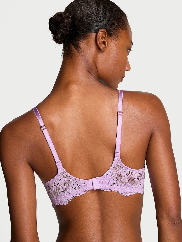Modelka prezentuje biustonosz push-up Smooth and Lace. Produkt ma kolor purpurowy i pochodzi z kolekcji Dream Angels.