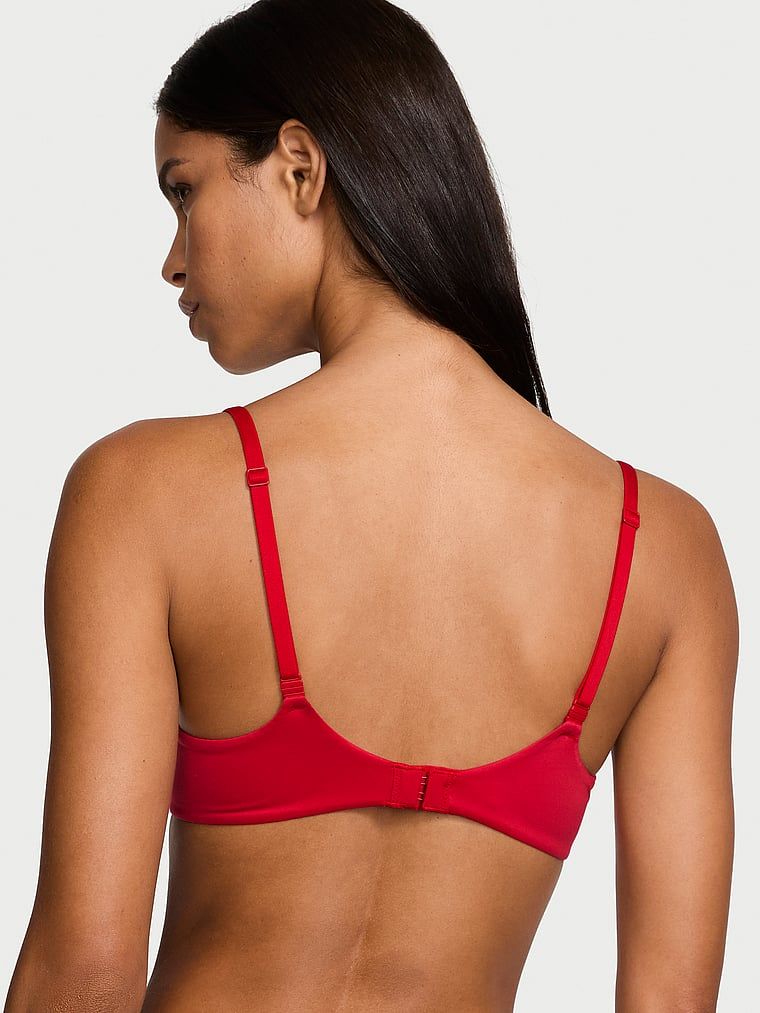 Modelka prezentuje biustonosz lekko usztywniany z koronką z mocno zabudowanymi miseczkami. Produkt ma kolor czerwony i pochodzi z kolekcji Body by Victoria.